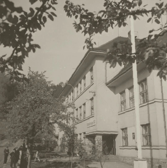 Bocni pohled na budovu tabora